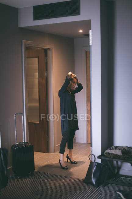 Mujer preparándose en el hotel - foto de stock