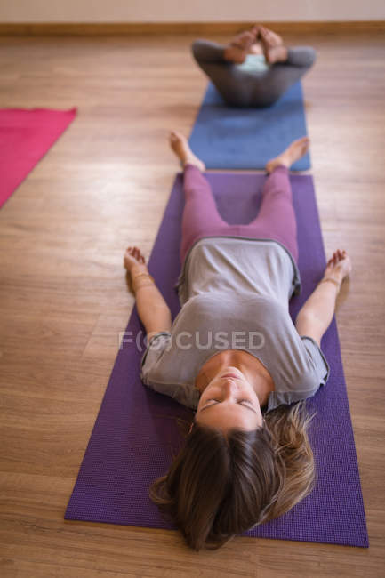 Junge Frau meditiert im Fitnessclub — Stockfoto