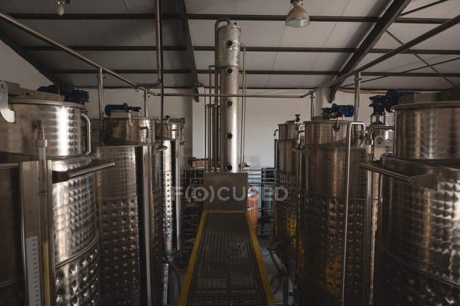 Винний спиртзавод на заводі джин — стокове фото