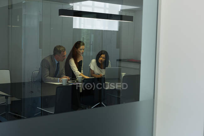 Colegas de negócios interagindo uns com os outros em reunião no escritório — Fotografia de Stock