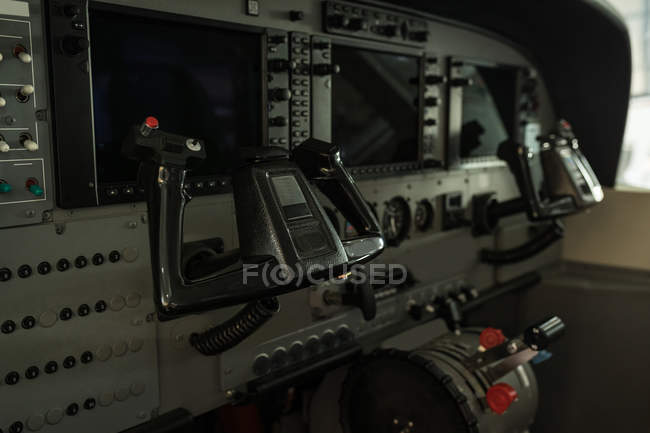 Innenraum des modernen Cockpits eines Privatjets — Stockfoto