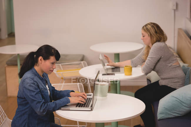 Жіночі керівники використовують ноутбук у творчому офісі — стокове фото