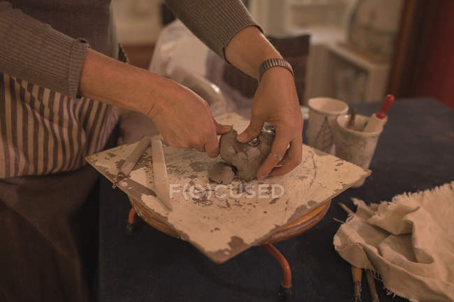 Средняя часть женского горшечника, литье глины дома — стоковое фото