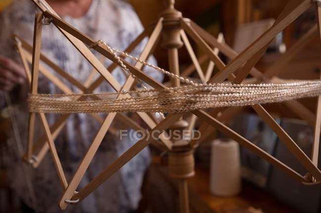 Primo piano del telaio di tessitura con filo di seta in negozio — Foto stock