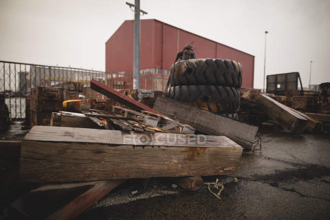 Holzplanke und Reifen auf Schrottplatz in Werftnähe — Stockfoto