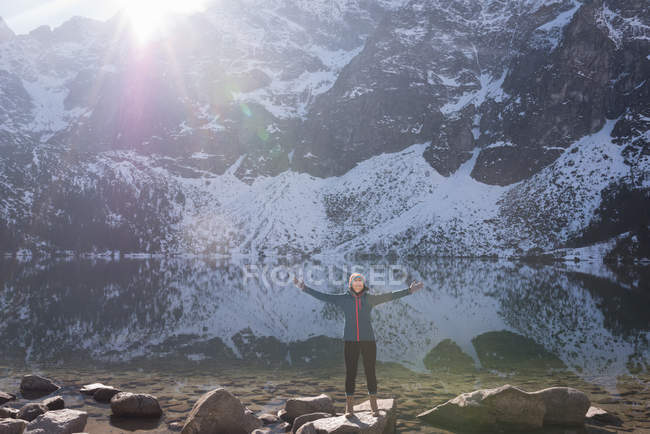 Female hiker standing with arms crossed on a sunny day — Stock Photo