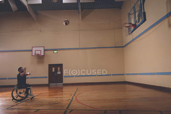 Side view of disabled man practicing basketball in the court — Stock Photo