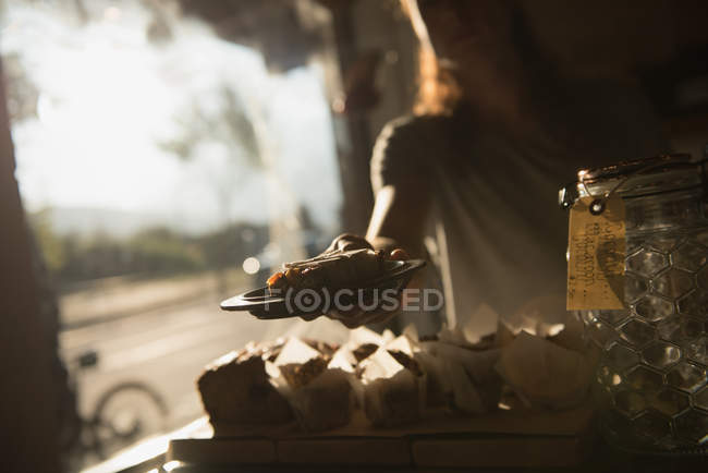 Mittelteil des Kellners serviert Frühstück an der Cafeteria-Theke — Stockfoto