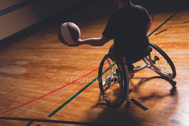 Низкий уровень инвалида, практикующего баскетбол на площадке — стоковое фото
