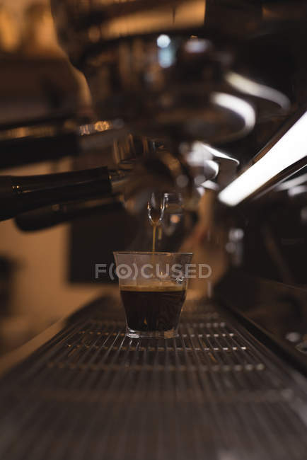 Kaffee wird im Café in Glas gegossen — Stockfoto