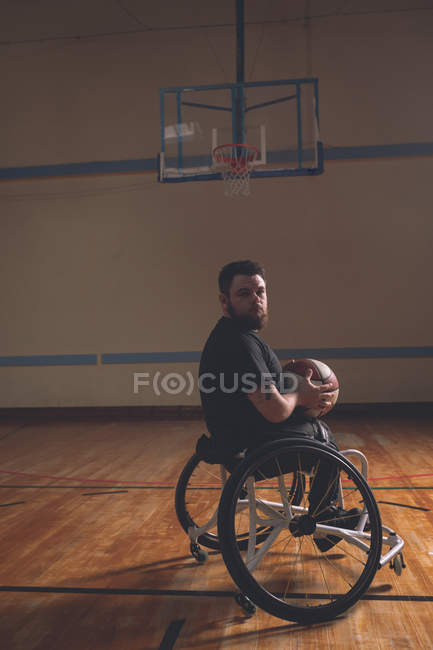 Портрет инвалида, держащего баскетбол на корте — стоковое фото