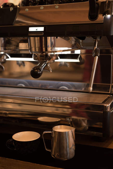 Vista de cerca del espresso cerca de la máquina en la cafetería - foto de stock