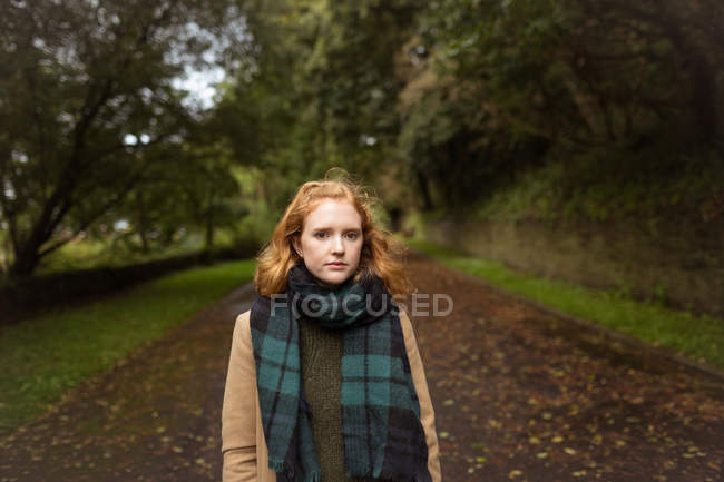 Портрет женщины, стоящей в парке — стоковое фото