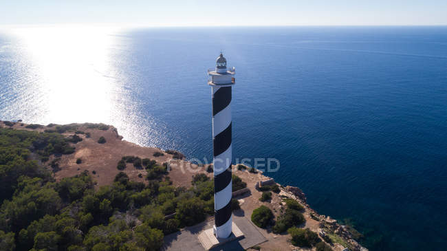 Vista de ángulo alto de la casa de luz en la costa de un hermoso mar - foto de stock