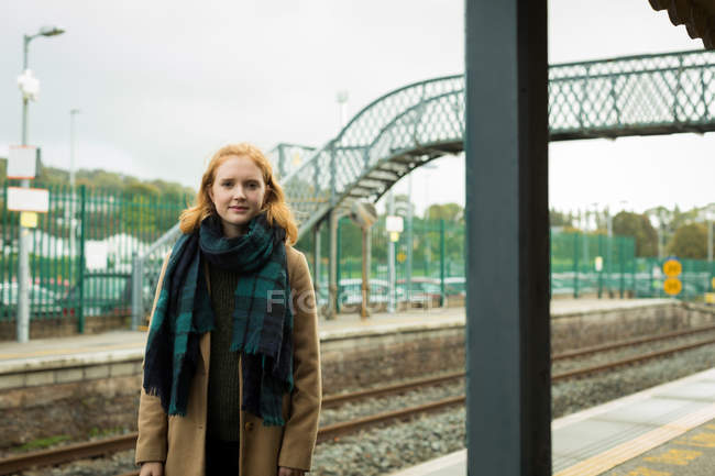 Портрет жінки, що стоїть на залізничній станції — стокове фото