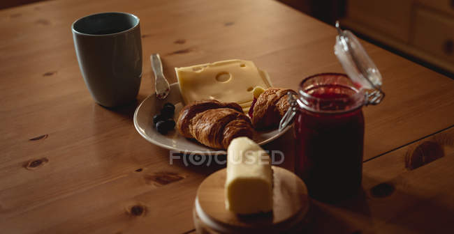 Nahaufnahme von Frühstück und Kaffee auf dem Tisch — Stockfoto