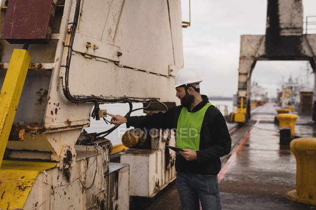 Dock trabalhador pressionando botão de guindaste no estaleiro — Fotografia de Stock