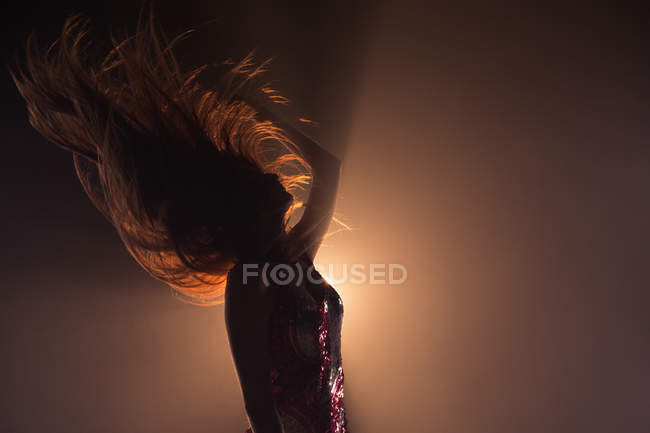 Close-up de mulher despreocupada dançando no estúdio — Fotografia de Stock