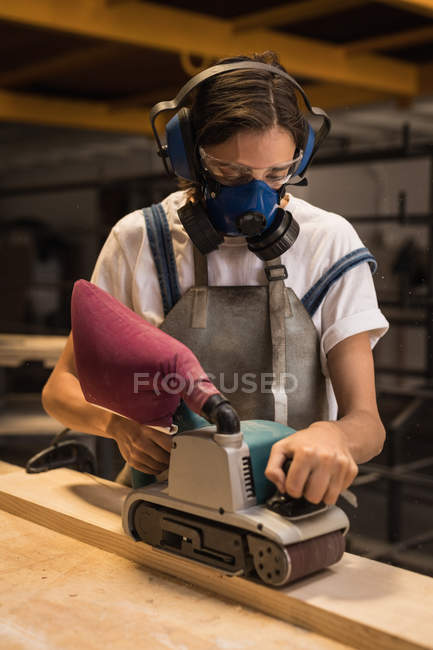 Молодая ремесленница, работающая в мастерской . — стоковое фото