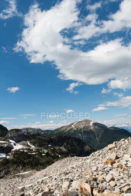 Vue panoramique de belle enneigée par une journée ensoleillée — Photo de stock
