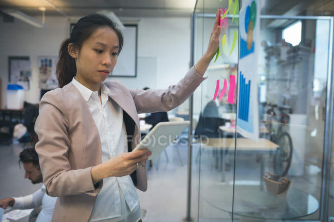 Executivo feminino usando tablet digital no escritório — Fotografia de Stock
