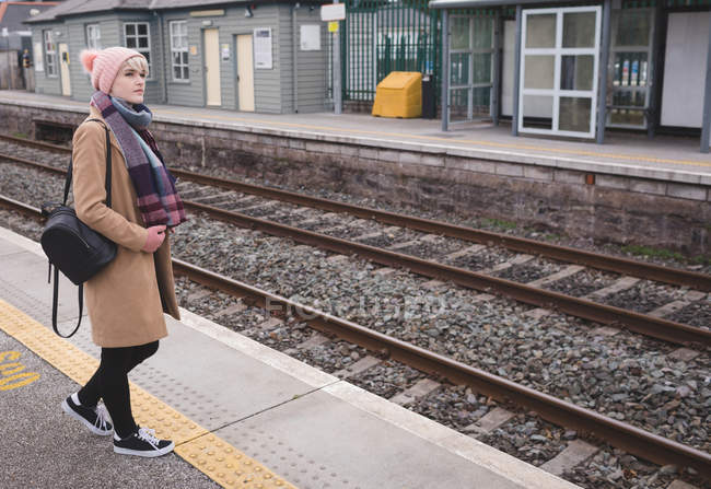 Femme en attente de train dans la gare — Photo de stock