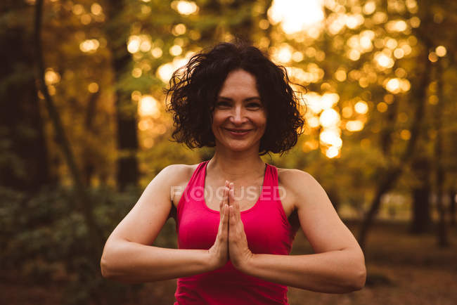Lächelnde Frauen meditieren im Wald — Stockfoto