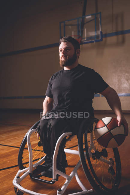 Jeune homme handicapé pratiquant le basket-ball au tribunal — Photo de stock