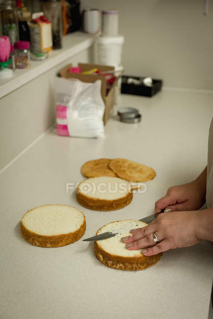 Close-up of woman preparing sweet food in bakery — Stock Photo