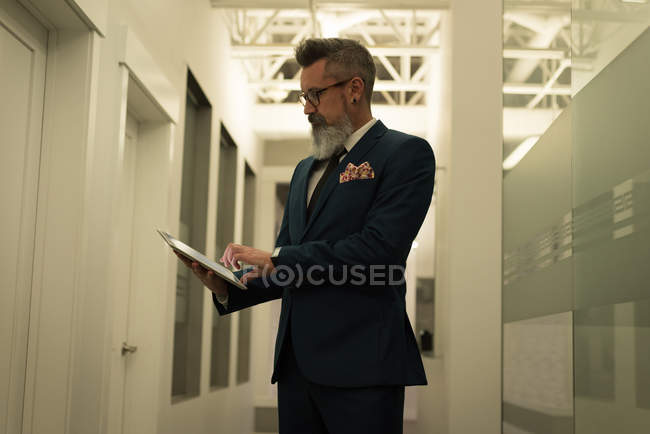 Business Executive utilisant une tablette numérique au bureau — Photo de stock