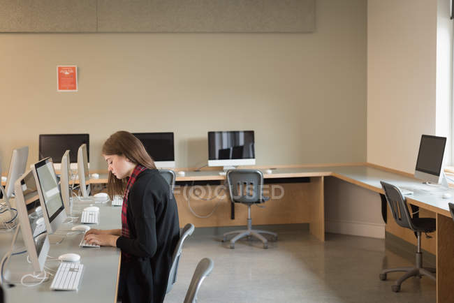 Teenage girl studying in computer classroom at university — Stock Photo