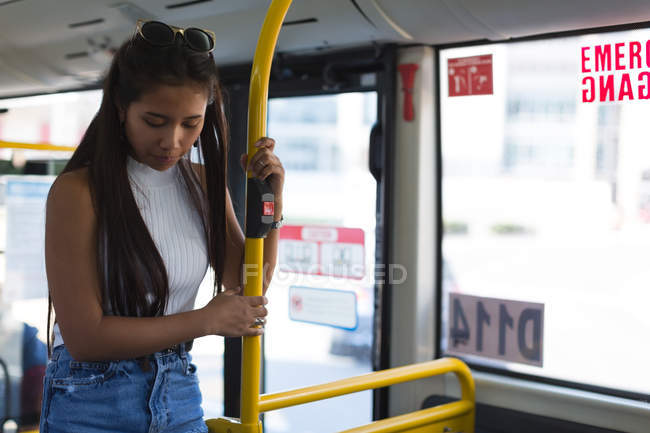 Ragazza adolescente premurosa che viaggia in autobus — Foto stock