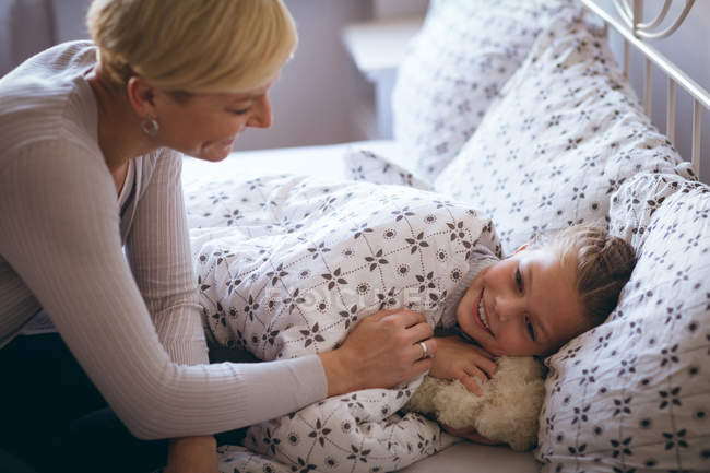 Mom wakes up her daughter in the morning at home — Stock Photo