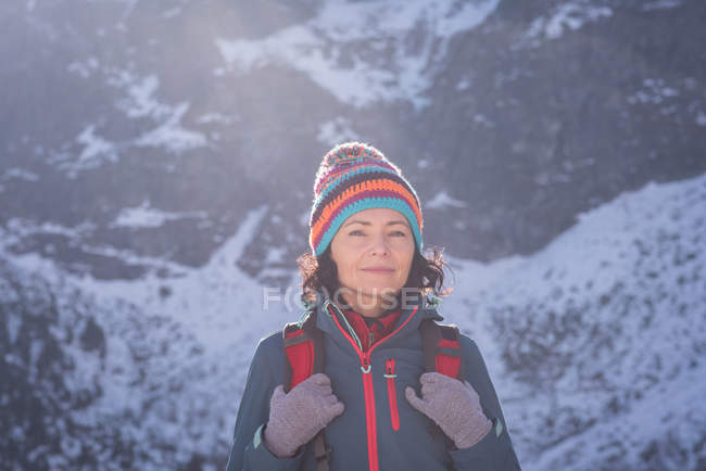 Escursionista donna in piedi con zaino in una giornata di sole — Foto stock