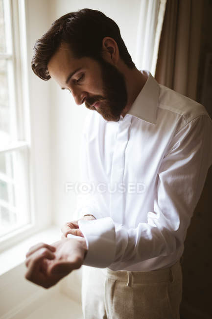 Close-up of groom getting dressed at home — Stock Photo