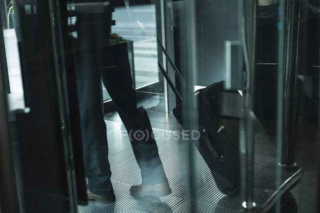 Imagem cortada de homem de negócios que parte do hotel — Fotografia de Stock