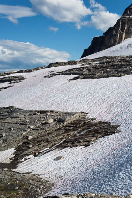 Montagne rocheuse couverte de glacier en hiver — Photo de stock