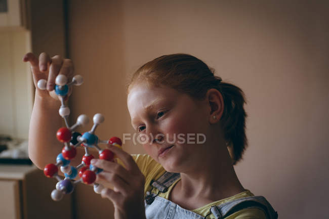Fille intelligente expérimentant avec la molécule à la maison — Photo de stock