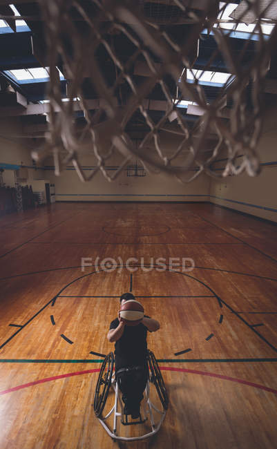 Homem com deficiência praticando basquete sozinho na corte — Fotografia de Stock