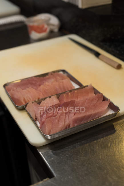 Pescado con filetes guardado en una bandeja en la cocina del restaurante - foto de stock