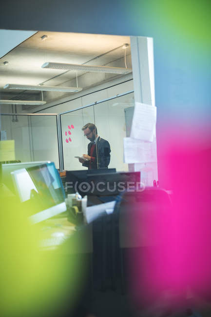 Executivo masculino usando tablet digital no escritório moderno — Fotografia de Stock