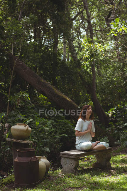 Donna che pratica yoga in giardino in una giornata di sole — Foto stock
