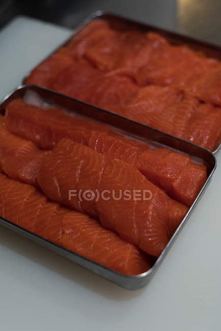 Filetes de peixe mantidos em uma bandeja na cozinha do restaurante — Fotografia de Stock