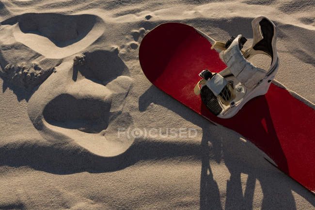 Sandbrett an einem sonnigen Tag auf Sand gehalten — Stockfoto