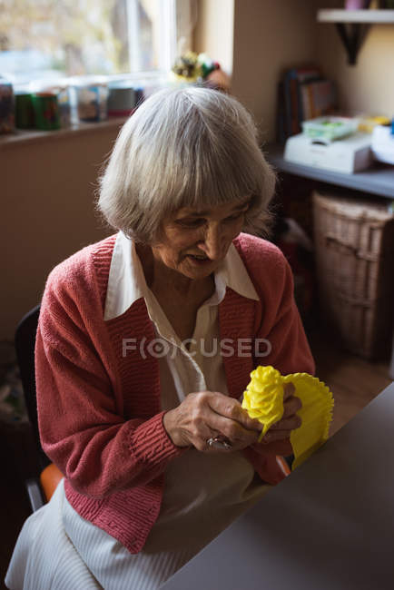 Mulher sênior fazendo trabalho artesanal em casa de repouso — Fotografia de Stock