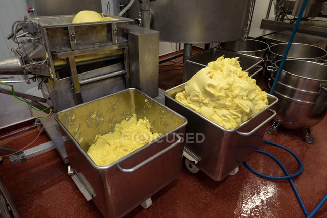 Тесто на производственной линии на пищевой фабрике — стоковое фото