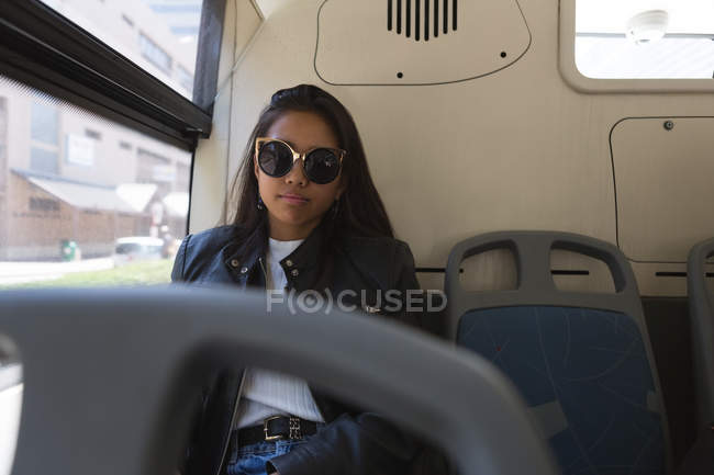 Nachdenkliches Teenager-Mädchen im Bus unterwegs — Stockfoto