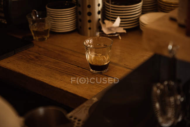 Vetro vuoto su tavolo di legno in caffetteria — Foto stock