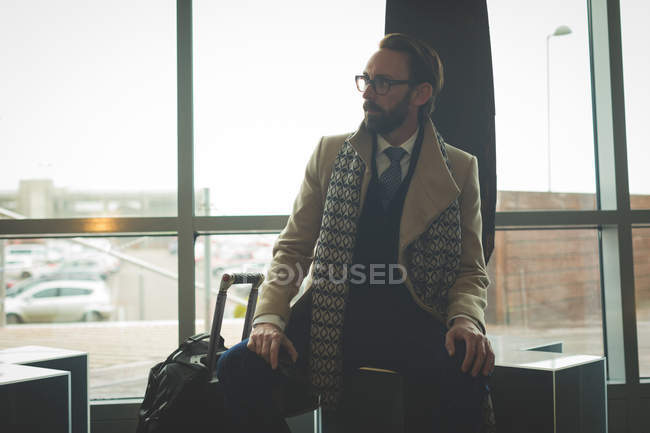 Удумливий бізнесмен сидить у фойє готелю — стокове фото