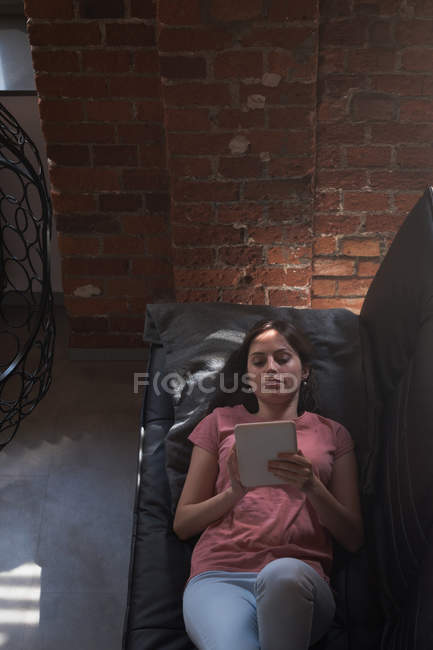 Femme exécutive utilisant une tablette numérique au bureau — Photo de stock